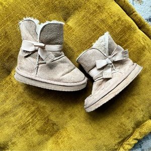 *Moving Sale* Beige Winter Boot, size 7 / 8